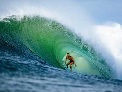 Hawaii surf-season opener stalled by wind