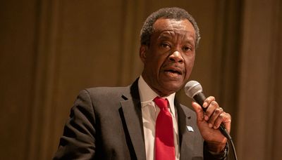 Ticked off at utility shutoffs, Willie Wilson says city should help people with their bills