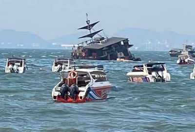 Pattaya floating restaurant sinks