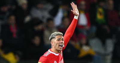 Enzo Fernandez to Chelsea transfer latest: Flight delay, medical booked, Benfica breakthrough