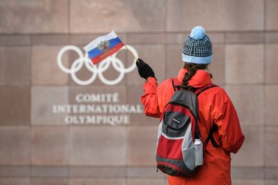 Russian Olympic chief says athletes must compete without restrictions