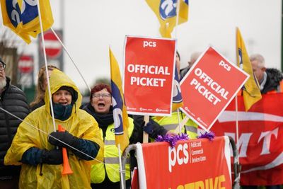 Greens refuse to cross Holyrood picket line as civil servants strike