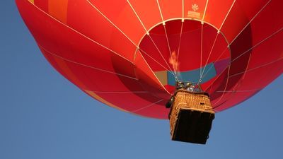 ATSB finds two hot air balloons narrowly avoided deadly outcome in Alice Springs collision