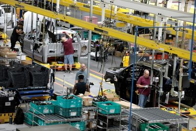 US manufacturing activity contracts for third month: survey