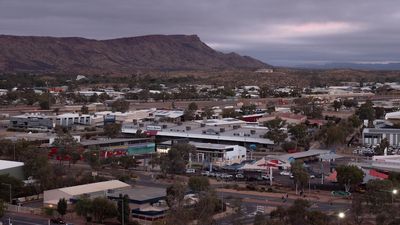 The Loop: Alice Springs report recommends NT government 'urgently' introduce alcohol restrictions in Central Australia, Tom Brady announces retirement 'for good' — as it happened
