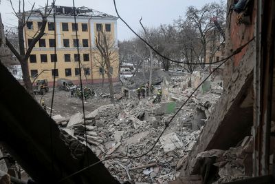 Russian missile destroys Ukrainian apartment building; at least 3 dead