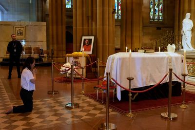 Hundreds gather for Cardinal George Pell's Sydney funeral