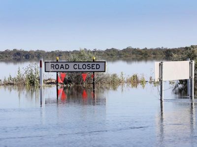 Murray flooding breaches levee in SA