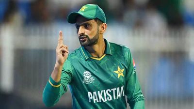 Watch: Shoaib Malik gets special guard of honour on his 500th T20 match, becomes third cricketer to reach the landmark