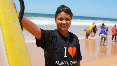 Bush-to-beach program gives Indigenous kids from flood-ravaged western NSW first ocean dip