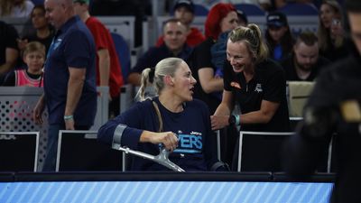 Lauren Jackson limps off after barely a minute as WNBL crowd record broken in Flyers vs Flames clash