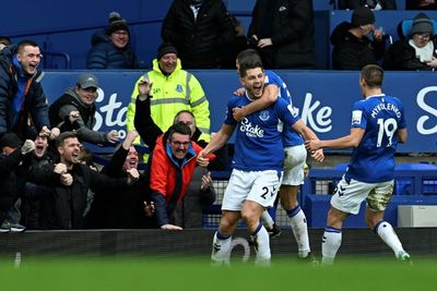Arsenal's Premier League title charge halted by struggling Everton