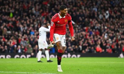 Manchester United hold firm to beat Crystal Palace after Casemiro sees red