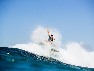 Australian surfing stars wait for waves in Hawaii