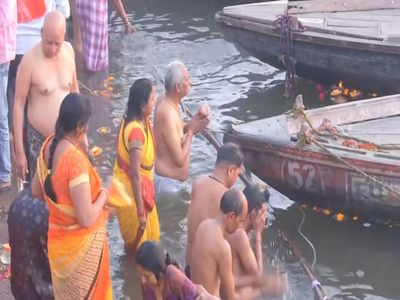 Uttar Pradesh: Devotees Take Holy Dip In River Ganga In Varanasi On Occasion Of 'Magh Purnima'