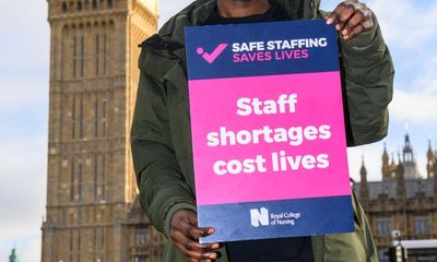 Deadlock over NHS pay putting patients in danger, chief nurses warn