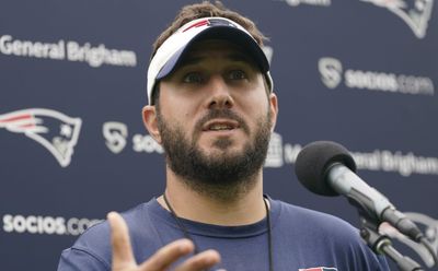 Patriots’ rising, young offensive coach Nick Caley hired by Rams