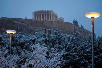 Greece: Snow reaches Acropolis, halts services