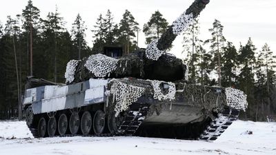 Ukrainian troops begin training on German Leopard tanks in Europe