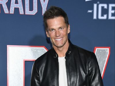 Tom Brady divides fans after posting shirtless mirror selfie in his boxers to complete bet: ‘Get a job’