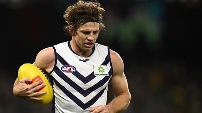Fremantle Dockers captain Nat Fyfe steps down from role following 'challenging' year