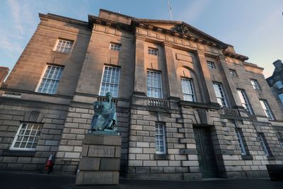 Woman called police over officer she accuses of rape, court told