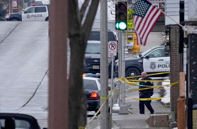 Milwaukee police officer fatally shot, shooting suspect dead