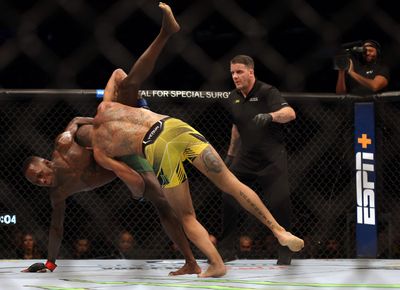 UFC champ Alex Pereira responds to critics of his wrestling, cites takedown on Israel Adesanya