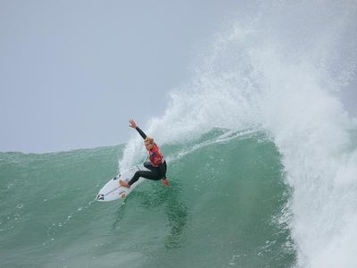 Robinson leads Aussie surf charge in Hawaii