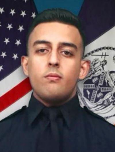 Off-duty New York City police officer shot in robbery dies