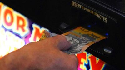 Academic encourages Victorian government to follow NSW election promises for cashless pokies