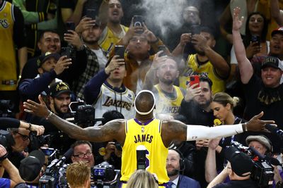 Twitter reacts to LeBron James breaking the NBA scoring record