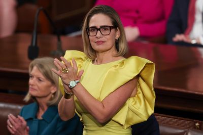 Kyrsten Sinema sparks debate with ‘Grammy-worthy’ dress at State of the Union