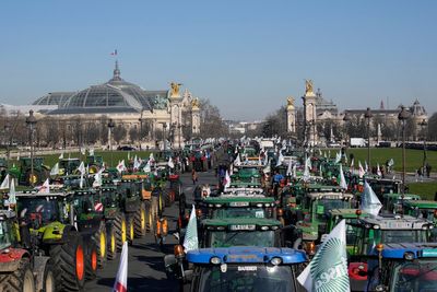 Farmers drive tractors to Paris to protest pesticide ban