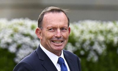 UK urged to sack Tony Abbott as trade adviser for joining climate sceptic group