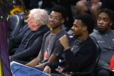 Phil Knight got a ton of praise for NOT watching LeBron’s record-breaking shot through his phone