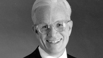 Andrew McKenna Sr., civic and business leader, part owner of Bears, dies at 93