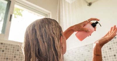 Hairdresser leaves people baffled with unusual hair washing technique for extensions