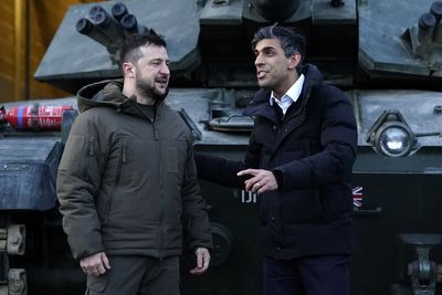 Sunak and Zelensky meet Ukrainian soldiers training on tanks at Dorset camp