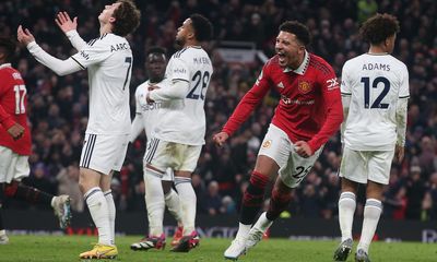Sancho snatches point for Manchester United against managerless Leeds