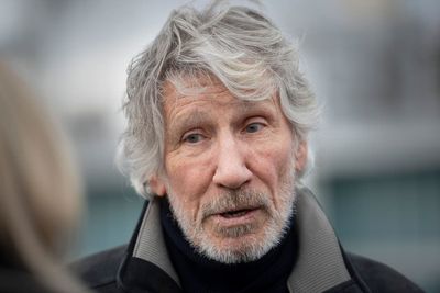 Roger Waters re-records Dark Side Of The Moon without rest of Pink Floyd