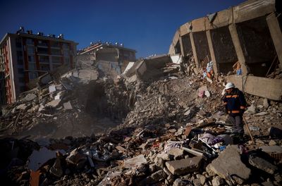 Turkey turns to tents and tourist resorts to house quake homeless