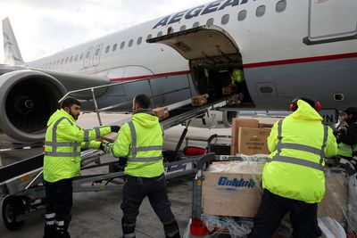 Greece sends earthquake aid to Turkey, putting aside rivalry