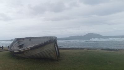 Tropical Cyclone Gabrielle 'speeding up' off Queensland coast as Norfolk Island braces for record winds