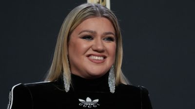 Kelly Clarkson Trolls Cowboys at NFL Honors