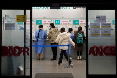 Seoul lifts visa limits on short-term travelers from China
