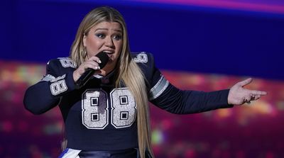 Kelly Clarkson hilariously roasted Tom Brady with a cover of ‘Since U Been Gone’ at the NFL Honors