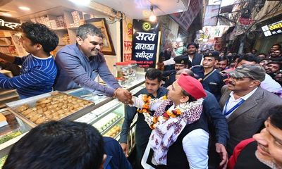 UP: Captivating Sight In Varanasi; Shopkeepers Overwhelmed To See SP Chief Akhilesh Yadav Walking In Narrow Lanes Of Kashi Vishwanath