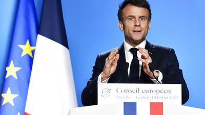 Macron mulls stripping Putin of Legion d'Honneur