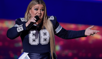 Kelly Clarkson Roasted Tom Brady at NFL Honors Over Thirst Traps